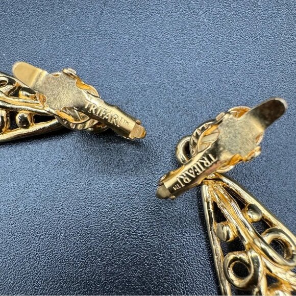 Vintage Trifari Gold Tone Flower Clip On Earrings - Picture 4 of 6